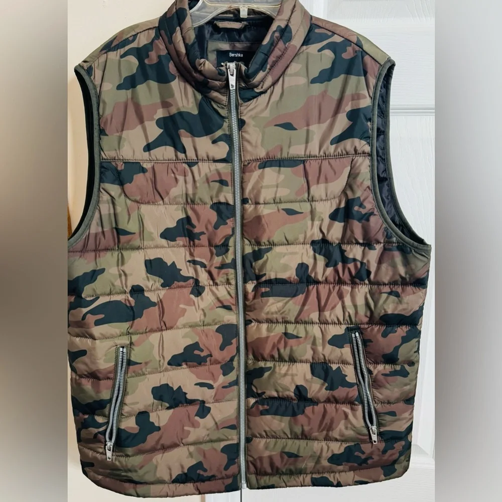 Bershka 100% Polyester‎ Camo Print Men’s XL w/ Pockets Zip Up Puffer Vest